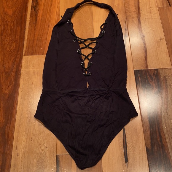 LIKE NEW- FOREVER 21 HALTER CRISS CROSS BODYSUIT - WOMENS SMALL - Picture 6 of 7